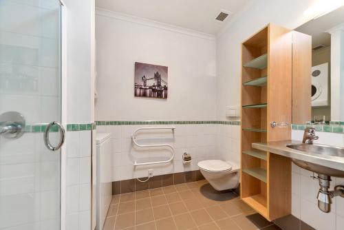 łazienka z toaletą i umywalką w obiekcie QV Private Airconditioned Waterfront Apartment - 423 w Auckland