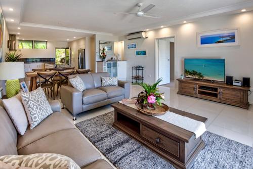 TV a/nebo společenská místnost v ubytování Superior Poinciana 011 on Hamilton Island