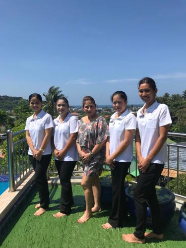 eine Gruppe von Personen, die sich für ein Bild auf einem Balkon posieren in der Unterkunft Sea View Luxury Villas Kata Beach in Kata Beach