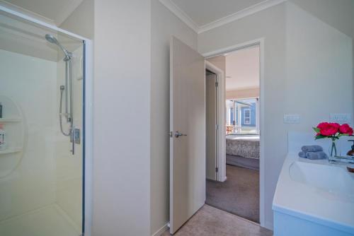 Ένα μπάνιο στο Hahei Haven - Hahei Holiday Home
