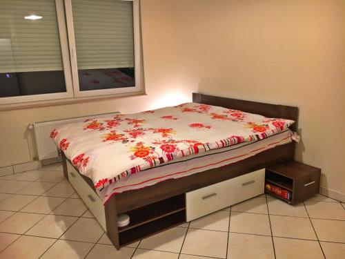 een bed met een deken erop in een kamer bij Cozy Studio Apart - King Bed - Netflix - Projector - Fast Wi-Fi in Luxemburg