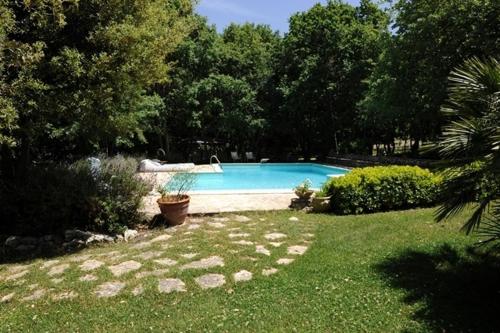 een zwembad in het midden van een tuin bij Villa Misita in Prizzi
