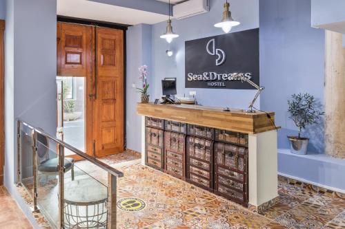 una señal para una librería de páginas secretas en una habitación en Hostel SEA&DREAMS Calpe en Calpe