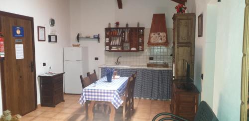 cocina con mesa y mantel azul y blanco en Casas Rurales Los Manantiales en El Cercado