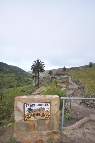 a sign on the side of a dirt road at Casas Rurales Los Manantiales in El Cercado