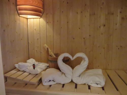 two swans making a heart in a sauna at Ferienwohnung Sonne & Sauna in Sönnebüll
