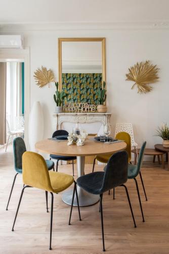 une salle à manger avec une table et des chaises dans l'établissement 2 BR Appartement Near Tour Eiffel & Trocadéro, à Paris