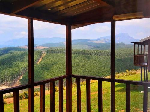 Pemandangan gunung umum atau pemandangan gunung yang diambil dari apartmen