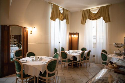 Un restaurante o sitio para comer en Hotel Candiani