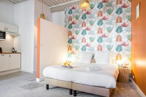 カンヌにあるFlorella Maréchal Joffreの花柄の壁紙を用いたベッドルーム1室(大型ベッド1台付)