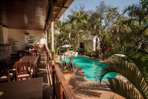 een resort met een zwembad en een restaurant bij Tamboti Lodge Guest House in Tzaneen