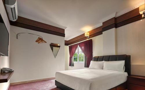 a bedroom with a bed and a window at Seriental Hotel I check in 3pm-11pm only in Tanjong Tokong