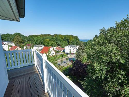 una vista desde el balcón de una casa en Villa Granitz - Apt. 09, en Binz