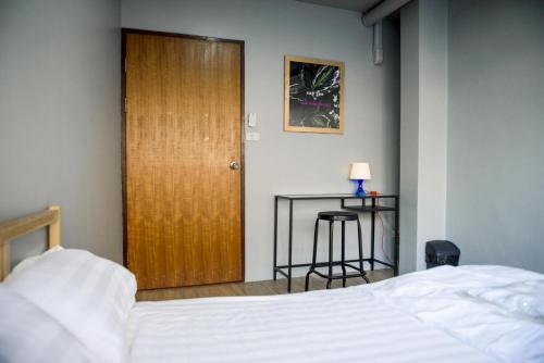 Cama o camas de una habitación en OYO 783 Brunch Marker Cafe & Hostels