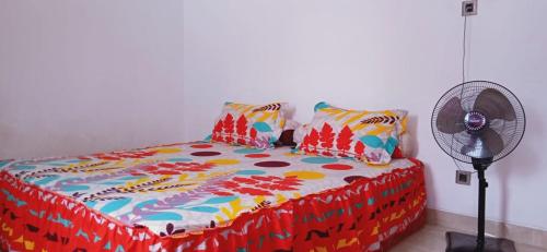 Tempat tidur dalam kamar di Almira homestay