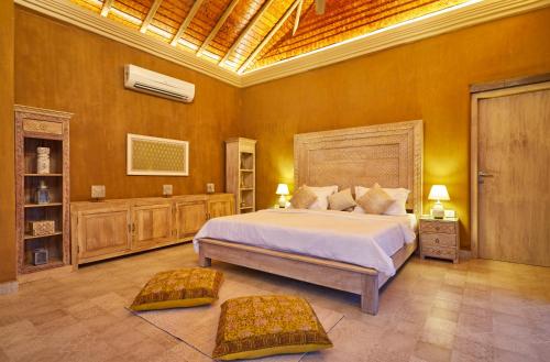 ein Schlafzimmer mit einem großen Bett in einem Zimmer in der Unterkunft IVY VILLA in Mahabalipuram