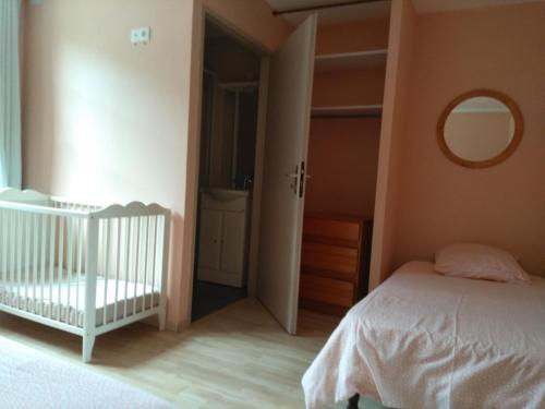 - une chambre avec un lit bébé et une chambre avec un miroir dans l'établissement Auberge du Grand Joly, à Sainte-Agnès