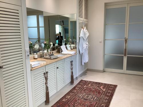 a bathroom with two sinks and a large mirror at Chambre à louer au coeur d'Arcachon in Arcachon