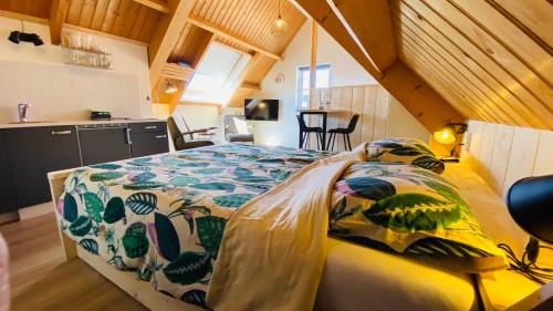 ein Schlafzimmer mit einem Bett in einem kleinen Zimmer in der Unterkunft Studio Burg.bosselaarstraat in Aagtekerke