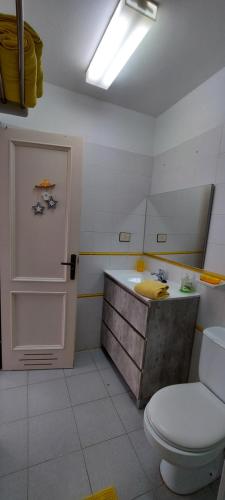 カレタ・デ・フステにあるPuerta Del Solのバスルーム(洗面台、トイレ付)