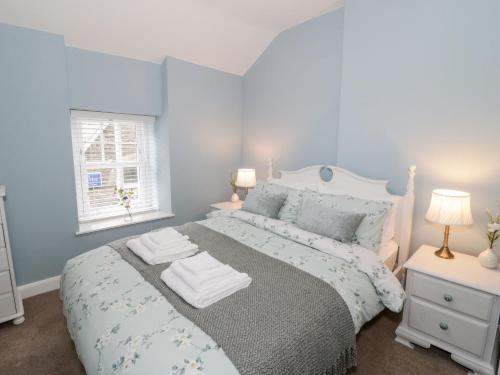 Un dormitorio con una cama grande y una ventana en Garreg Lwyd, en Blaenau Ffestiniog