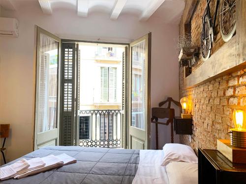 una camera con letto e muro di mattoni di Hostal Portugal a Barcellona