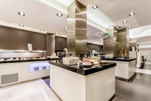 a kitchen with stainless steel appliances and stainless steel appliances at Hotel Ciutadella Barcelona in Barcelona