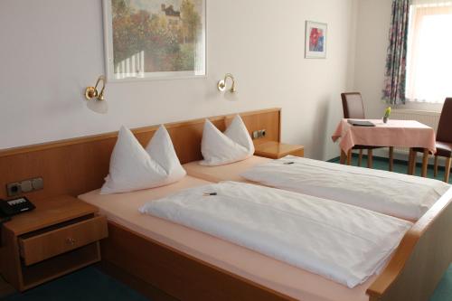 A bed or beds in a room at Hotel garni Vogelsang