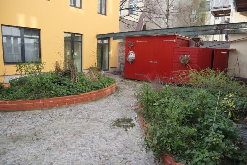 une boîte à eau rouge assise à côté d'un bâtiment dans l'établissement Nice City Apartment, à Berlin