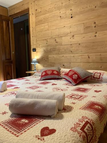 a bedroom with a bed with towels on it at Rêve en ville in Aosta