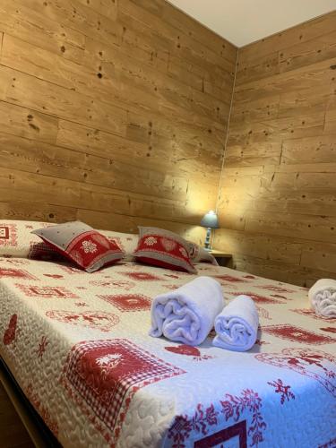 ein Schlafzimmer mit einem Bett mit Handtüchern darauf in der Unterkunft Rêve en ville in Aosta