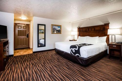 A bed or beds in a room at La Quinta Inn by Wyndham Bend