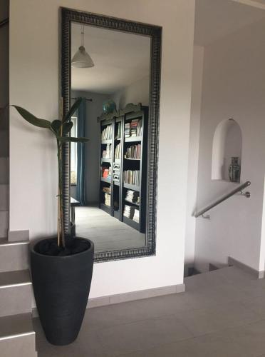 Perpustakaan di apartmen