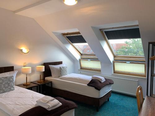 Tempat tidur dalam kamar di Hotel Rosengarten