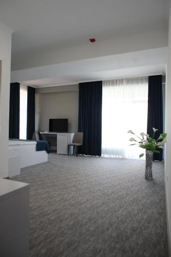 TV a/nebo společenská místnost v ubytování Glass Cube Hotel
