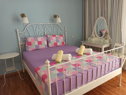 Postel nebo postele na pokoji v ubytování Irene's cozy apartment