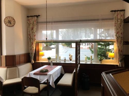 ein Esszimmer mit einem Tisch und einem Fenster in der Unterkunft Hotel zum Nordpol in Schenefeld