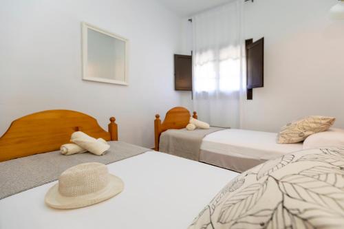 Llit o llits en una habitació de 8 to 10 Sleeps Private Pool Villa & BBQ Near Barcelona