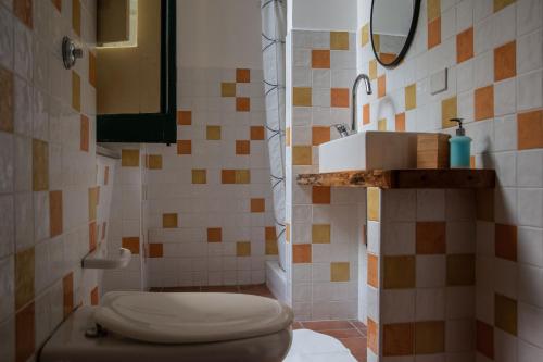 ピショッタにあるLa Titina Casa Vacanzaのバスルーム(トイレ、洗面台付)