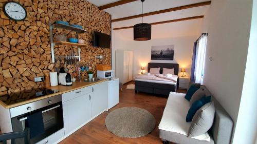 um quarto com uma cozinha e uma sala de estar em Kozma Apartments Peterlewand em Bodensdorf