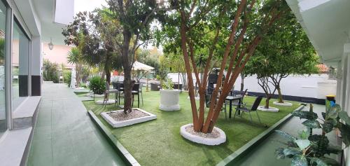 Taman di luar Hostal Escala Suites