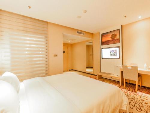 Un pat sau paturi într-o cameră la Lavande Hotel Zhangjiakou Victoria Plaza