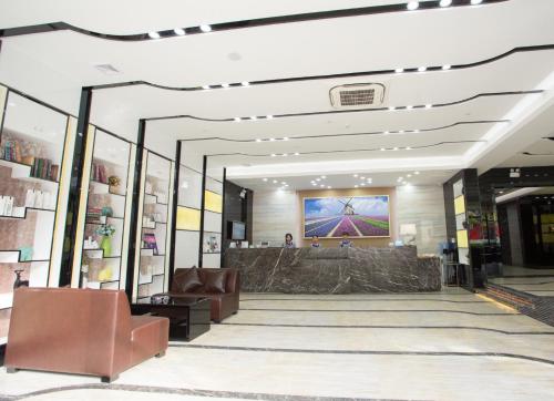 a lobby with a large painting on the wall at Lavande Hotel Chaozhou Plaza Branch in Chaozhou