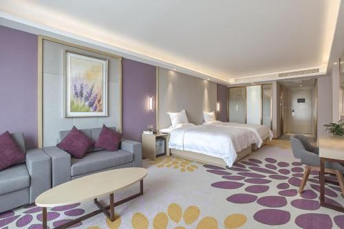 une chambre d'hôtel avec un lit et un canapé dans l'établissement Lavande Hotel (Nanchang Liantang Xiaolan Industrial Park Branch), à Nanchang