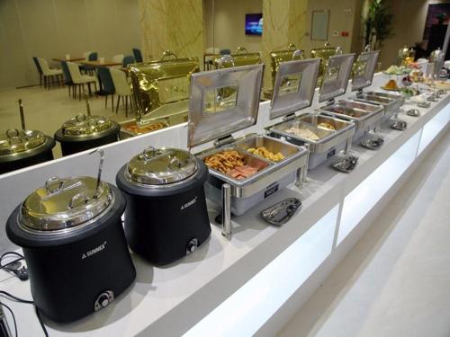 un buffet de nourriture sur une table dans l'établissement Lavande Hotel Jilin Songjiang Road Jiangwan Bridge Branch, à Jilin