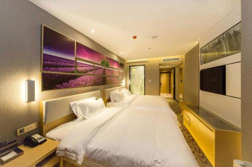 Una cama o camas en una habitación de Lavande Hotels Weihai Weigao Square Branch