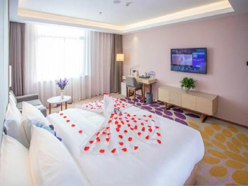 a hotel room with two beds with red hearts on them at Lavande Hotel Jinzhou Jiefang Road Kaixuan Building in Jinzhou