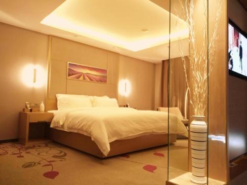 a bedroom with a bed and a television in it at Lavande Hotel Jinan Second Ring East Road Quanfu Overpass Branch in Jinan