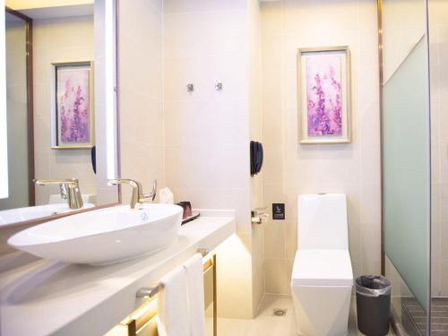 uma casa de banho com um lavatório e um WC em Lavande Hotel Xianyang Yuquan Road Wanda Plaza Branch em Xianyang