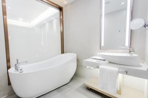 Kamar mandi di Lavande Hotel (Changde Anxiang Branch)